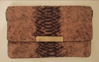 Bolso de piel de serpiente con cadena dorada