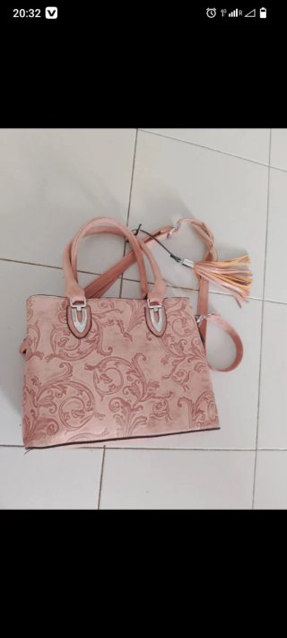 Bolso de mano  o hombro rosa con estampado floral