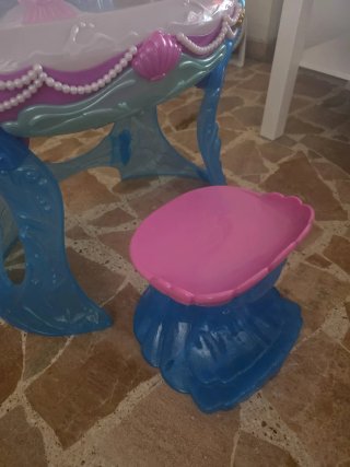 Tocador infantil con espejo y taburete