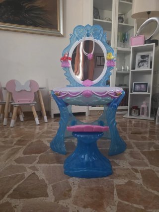 Tocador infantil con espejo y taburete