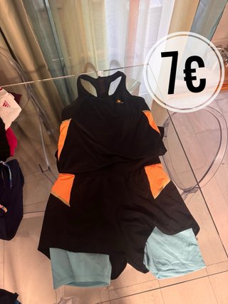 Conjunto deportivo negro y naranja