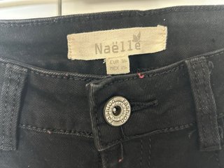 Pantalones pitillo negros detalle floral bordado