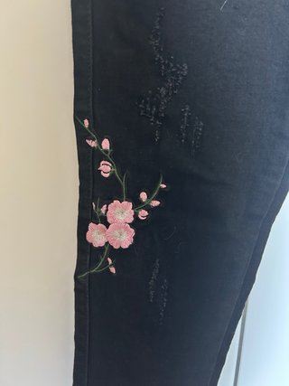 Pantalones pitillo negros detalle floral bordado