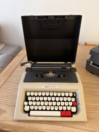 Máquina de escribir portatil original Olivetti