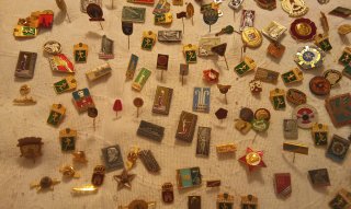 Lote 140 insignias RDA y España