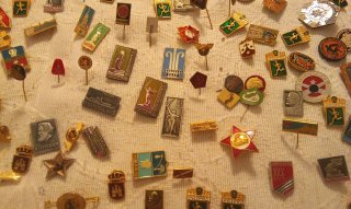 Lote 140 insignias RDA y España