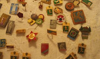 Lote 140 insignias RDA y España