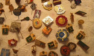 Lote 140 insignias RDA y España