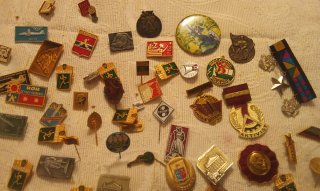 Lote 140 insignias RDA y España
