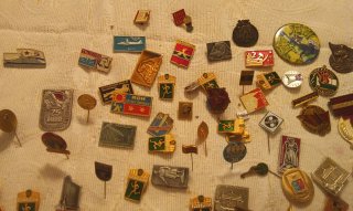 Lote 140 insignias RDA y España