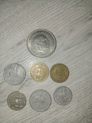 Las 7 monedas de peseta de la década de 1940 .