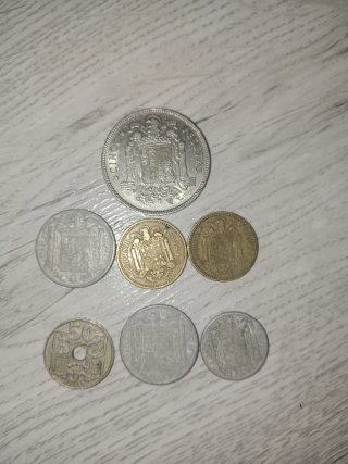 Las 7 monedas de peseta de la década de 1940 .