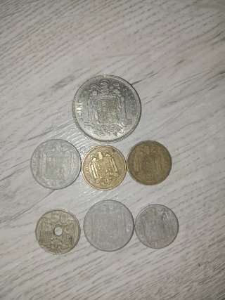Las 7 monedas de peseta de la década de 1940 .