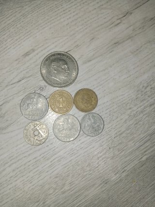 Las 7 monedas de peseta de la década de 1940 .