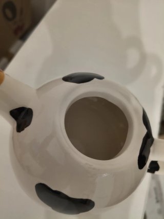 Teiera in ceramica a forma di mucca
