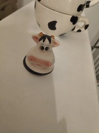 Teiera in ceramica a forma di mucca