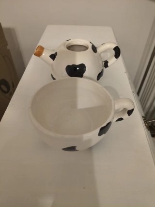 Teiera in ceramica a forma di mucca