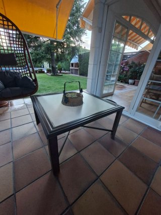 Mesa de centro de jardín con tapa de cristal