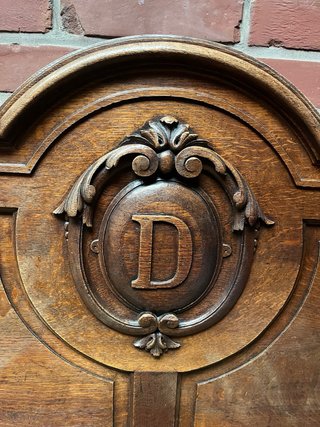 Banco de madera estilo Gründ con tapizado
