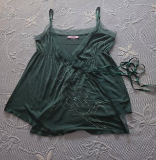 Blusa verde con detalle floral