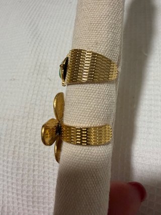 Anillos dorados con piedra verde y flor