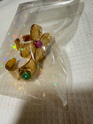 Anillos dorados con piedra verde y flor