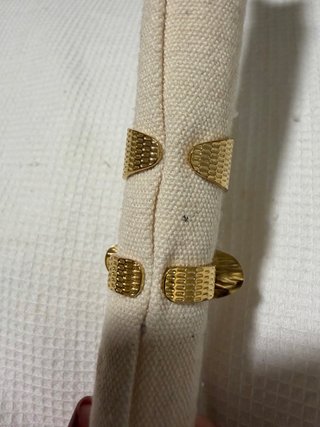 Anillos dorados con piedra verde y flor