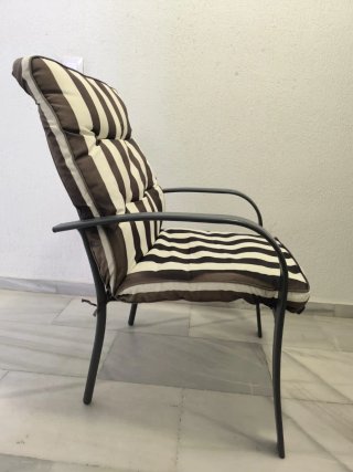 Sillón de terraza con cojín a rayas