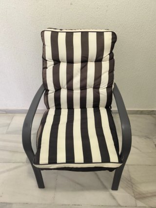 Sillón de terraza con cojín a rayas