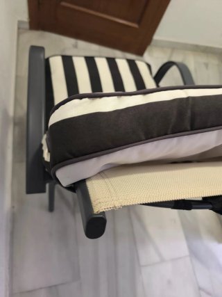 Sillón de terraza con cojín a rayas
