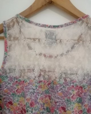 Camiseta Zara floral con encaje Talla M