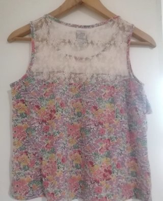 Camiseta Zara floral con encaje Talla M