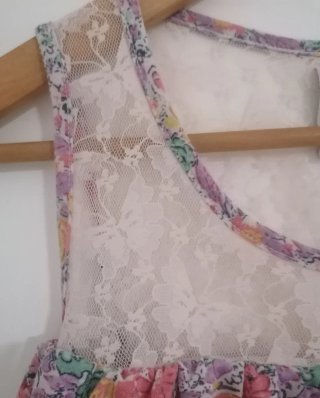 Camiseta Zara floral con encaje Talla M