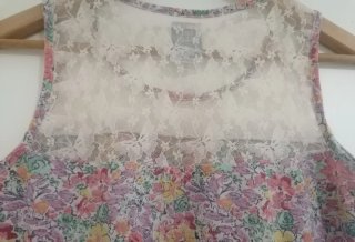 Camiseta Zara floral con encaje Talla M