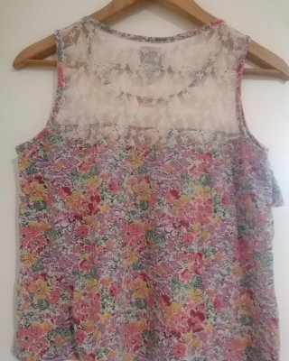 Camiseta Zara floral con encaje Talla M