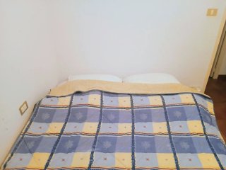 Colcha beige y amarilla