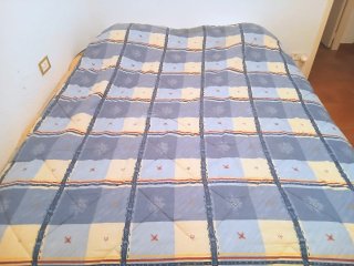 Colcha beige y amarilla