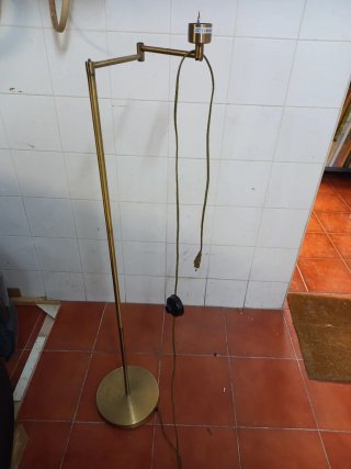 Lámpara de pie dorada y marrón
