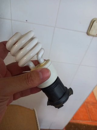 Lámpara de pie dorada y marrón