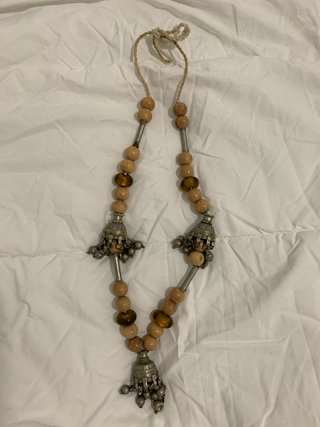 Collar de cuentas de madera y metal