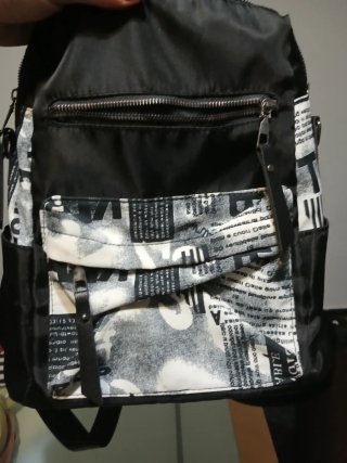 Mochila Negra y Blanca Estampada