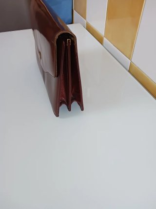 Bolso de piel marron.