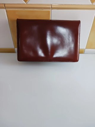 Bolso de piel marron.