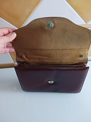 Bolso de piel marron.