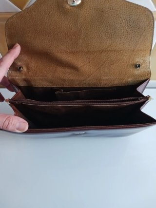 Bolso de piel marron.