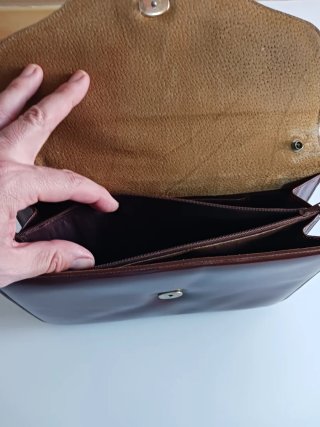 Bolso de piel marron.