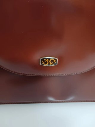 Bolso de piel marron.
