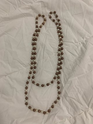 Collar de perlas marrones y blancas