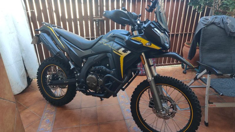 Voge 300 Rally Moto Adventure Negra y Amarilla