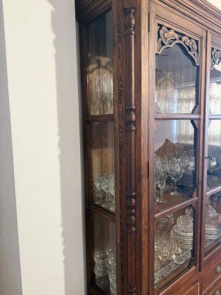 Vitrina de madera y cristal